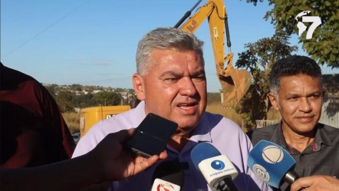 Prefeito acompanha início das obras de pavimentação de ruas no Jardim Nova Barra