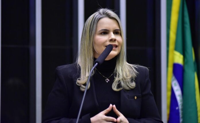 Deputada Clarissa Tércio fala ao microfone