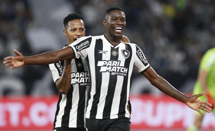  Botafogo vence o Internacional e amplia sequência vitoriosa no Brasileirão