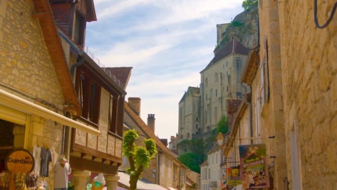 Rua de Rocamadour, cidade na França que abrigava Durandal, apelidada de Excalibur francesa