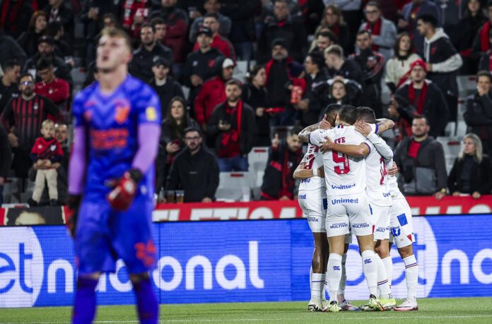  Bahia atropela Athletico-PR na Ligga Arena e cola no G4 do Brasileirão