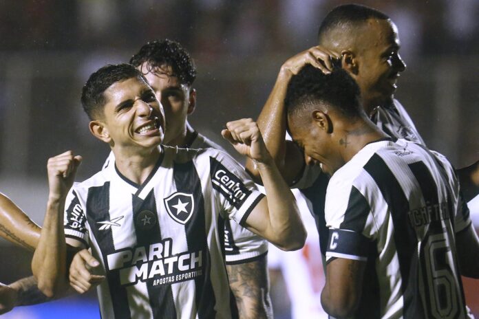  Botafogo vence o Vitória e assume a liderança do Brasileirão 