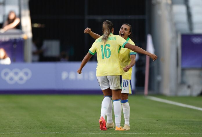 Marta deu assistência para Gabi Nunes marcar o gol da vitória brasileira sobre a Nigéria