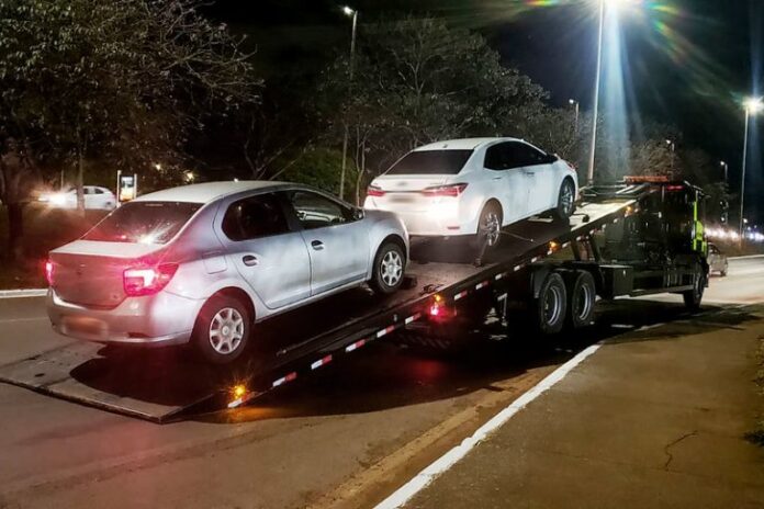 Transporte - carro - guincho - multa - Três motoristas foram multados e tiveram os veículos apreendidos, terça-feira (27), no Aeroporto Internacional de Brasília, durante fiscalização de combate ao transporte irregular de passageiros. O alvo da operação foram motoristas que atuam no aeroporto sem credenciamento em aplicativo, além de taxistas que atendem passageiros em locais onde não é permitido o embarque