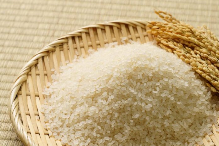 Um monte de arroz numa peneira de palha