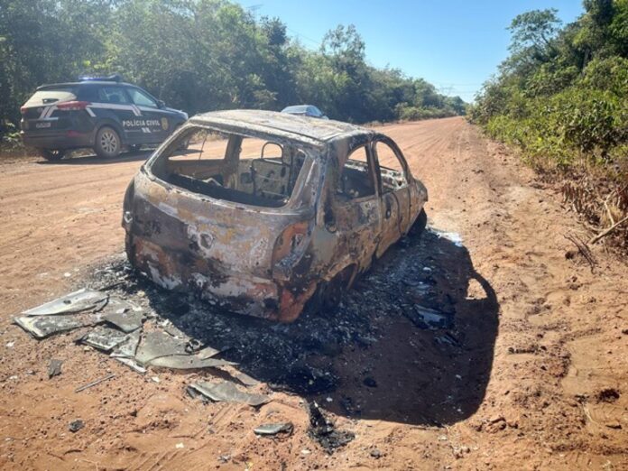 Carro e corpo carbonizado são achados em estrada de MT