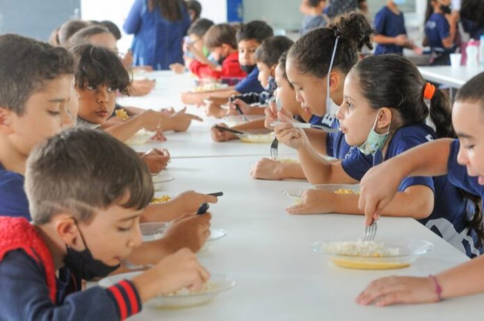 Educação - merenda - crianças comendo - alimentação escolar - Toda segunda-feira a Escola Classe 15 de Ceilândia recebe os alimentos perecíveis e não perecíveis destinados à produção da merenda da semana.