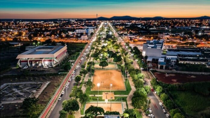 Vista aérea de uma cidade iluminada