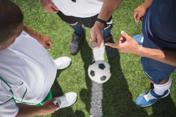 Esportes - futebol -CPI do Futebol - juiz - árbitro - árbitro segurando a moeda antes do início da partida de futebol em campo