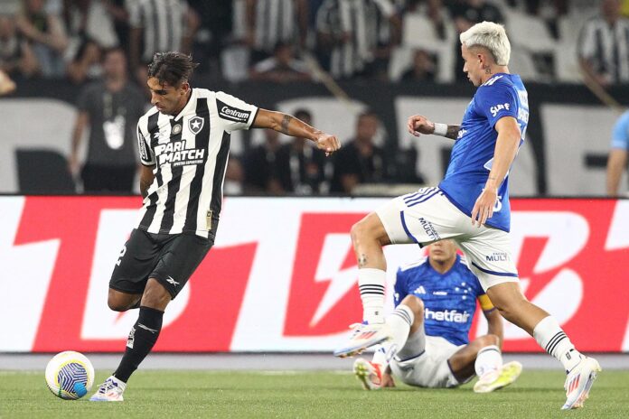 Cruzeiro derrota Botafogo por 3 a 0 no Nilton Santos e sobe na tabela