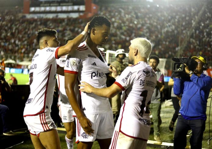 Flamengo conquista vitória suada contra o Vitória no Barradão