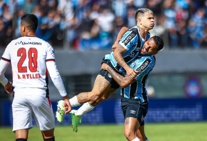 Grêmio vence o Vitória por 2 a 0 no Estádio Centenário e respira no Brasileirão