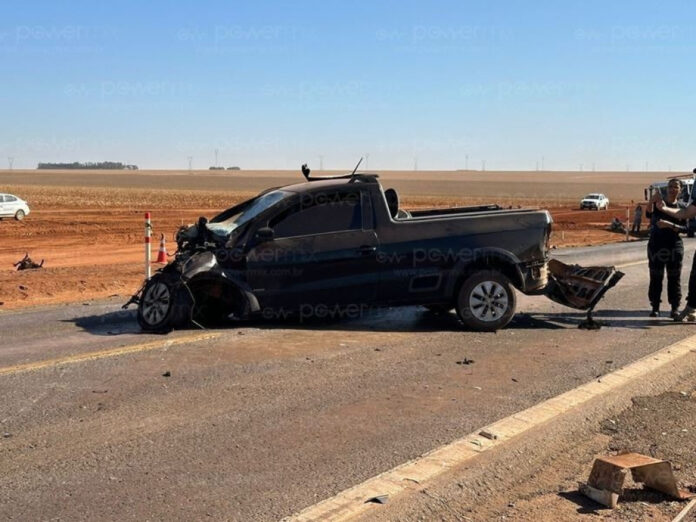 Homem morre após colisão entre Saveiro e duas carretas; vídeo