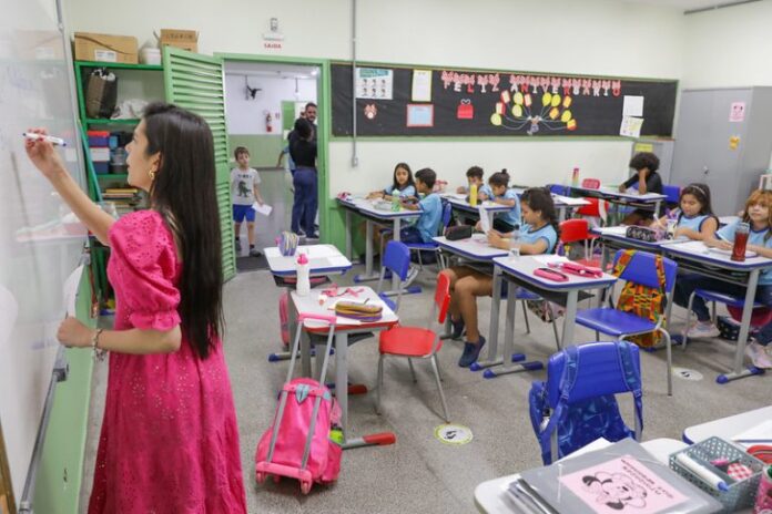 Educação - sala de aula - professor - educação básica - escola pública - alunos