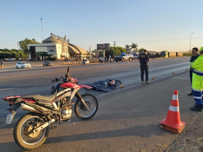 Motociclista morre ao ser atropelado por carreta em MT; motorista foge