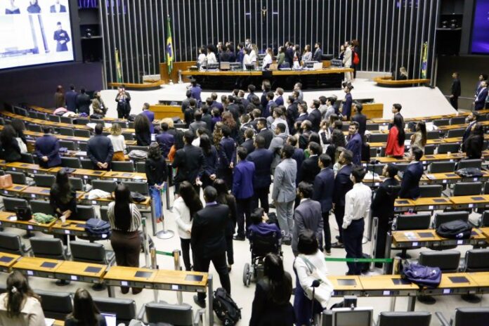 Pessoas reunidas no plenário