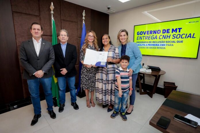 Primeira-dama de MT celebra maioria de CNHs para mulheres beneficiadas com SER Família CNH Social