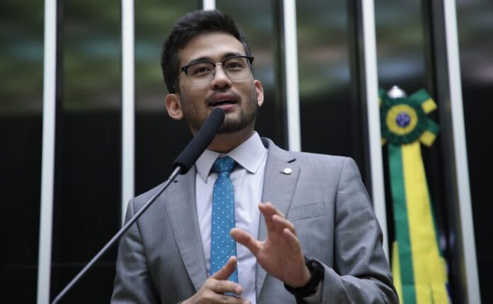 Deputado Kim Kataguiri fala ao microfone