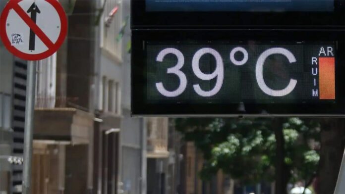 Termômetro na rua marcando 39 graus Celsius num dia quente numa cidade