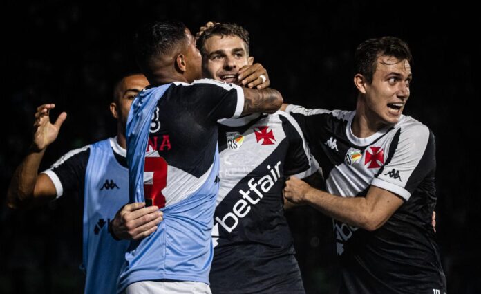 Vasco vence por 2 a 0 e afunda o Corinthians na zona de rebaixamento