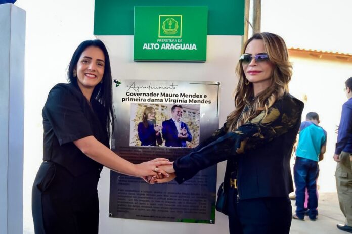 Virginia Mendes é homenageada pela primeira-dama de Alto Araguaia com placa personalizada.