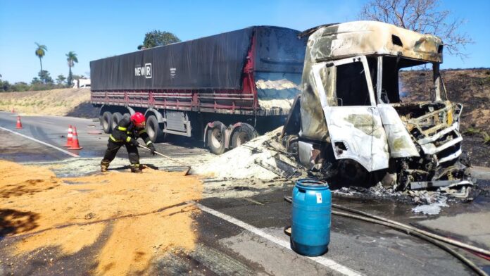 Bombeiros combatem incêndio em carreta carregada com enxofre na BR-364