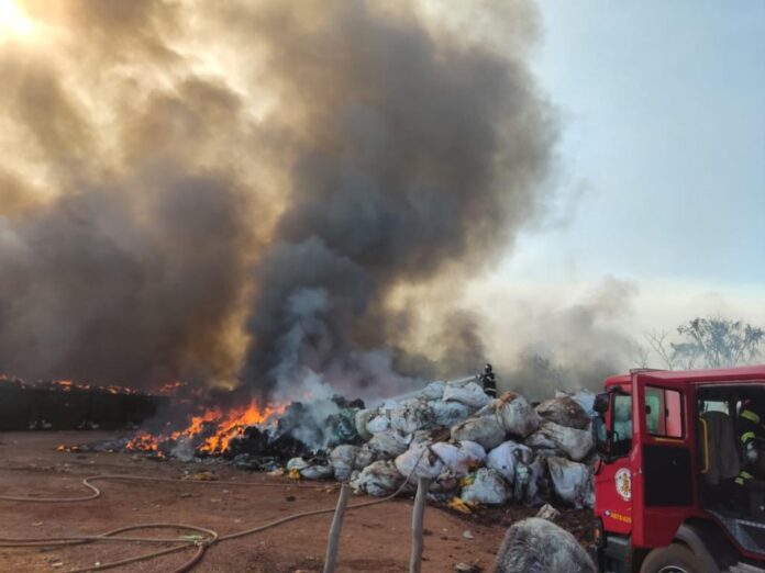 Corpo de Bombeiros combate incêndio em antigo aterro sanitário