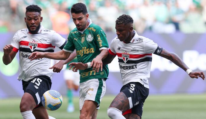 Com dois gols de Flaco Lopes, Palmeiras vence São Paulo em clássico emocionante 