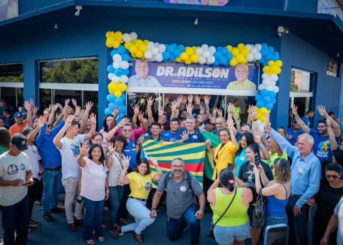 Adilson inaugura Comitê com presença de centenas de pessoas