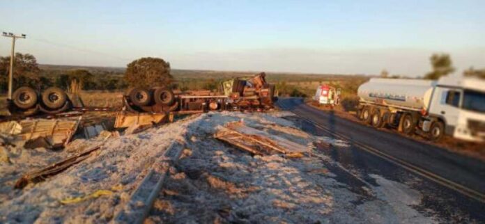 Bebê morre ao ser arremessada de carreta que tombou na BR-070, em General Carneiro