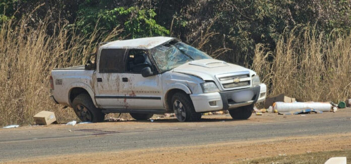 Carreta invade pista contrária, atinge caminhonete e motorista não resiste