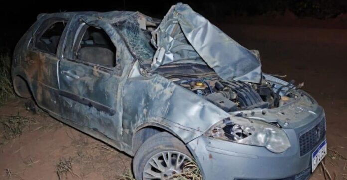 Carro capota e mata duas pessoas na zona rural de MT