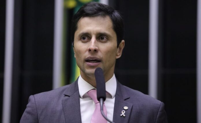 Deputado Duarte Jr. fala ao microfone