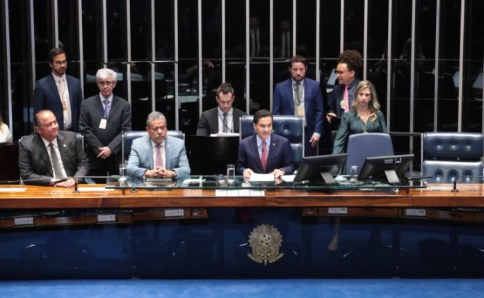 Promulgação da Emenda Constitucional 133/24, referente à Proposta de Emenda à Constituição nº 9, de 2023. Senador, Eduardo Gomes (PL - TO). Senador, Dr. Hiran (PP - RR). Dep. Marcos Pereira (REPUBLICANOS - SP).