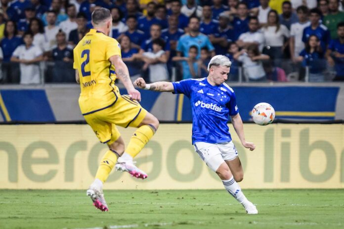 Cruzeiro avança às quartas de final da Copa Sul-Americana em noite dramática no Mineirão