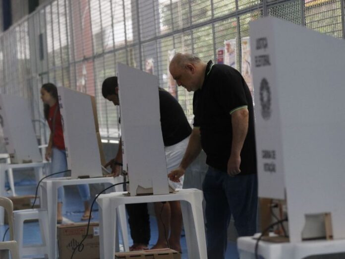 Eleições - eleição Eleitores votam no 1º turno em seção eleitoral no Colégio Maria Raythe, na Tijuca, zona norte da cidade.