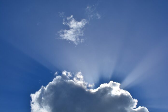 céu azul com nuvens