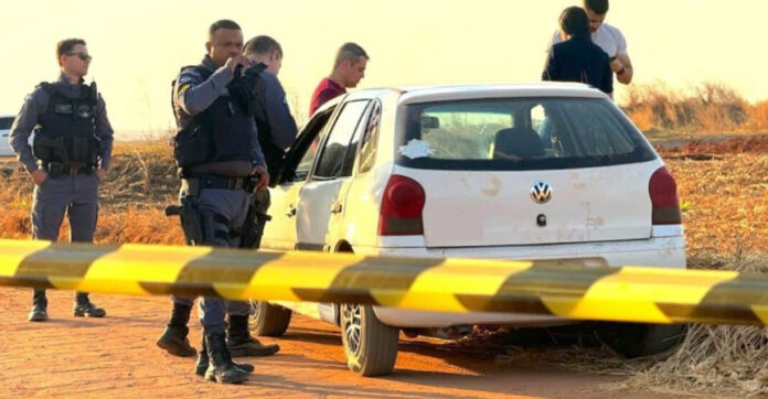 Homem é encontrado morto dentro de carro em estrada; polícia investiga