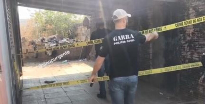 Homem é encontrado morto em quitinete com corte na garganta