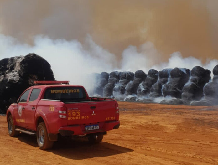 Incêndio destrói 1,4 mil rolos de algodão em fazenda no interior de MT