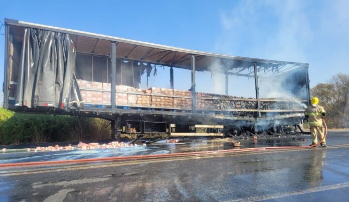 Incêndio destrói mil fardos de leite condensado em carreta no Norte de Minas