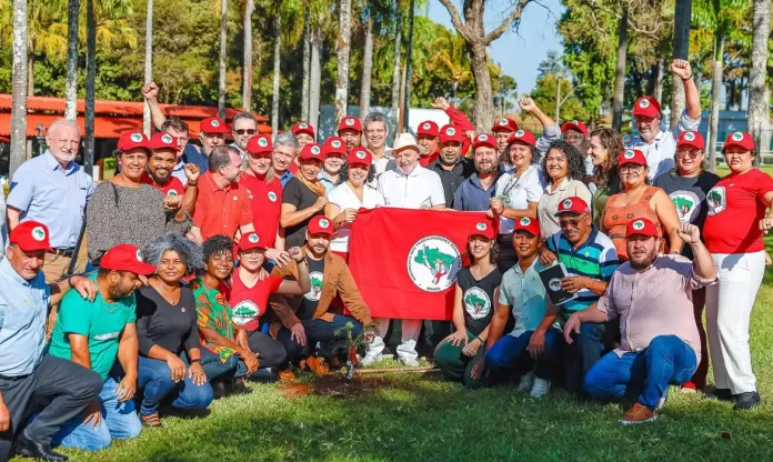 Lula se encontra com membros do MST em Brasília