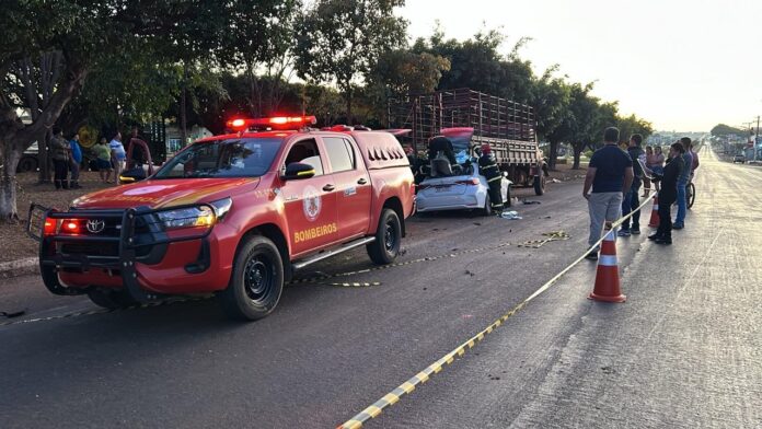 Motorista de 25 anos morre ao bater Corolla na traseira de caminhão em Canarana – Vídeo