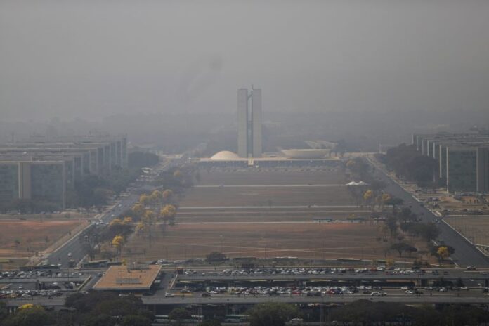 Foto da Esplanada do Ministério coberta por fumaça de incêndios