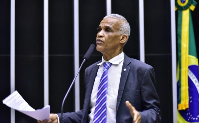 Deputado Pastor Sargento Isidório fala ao microfone