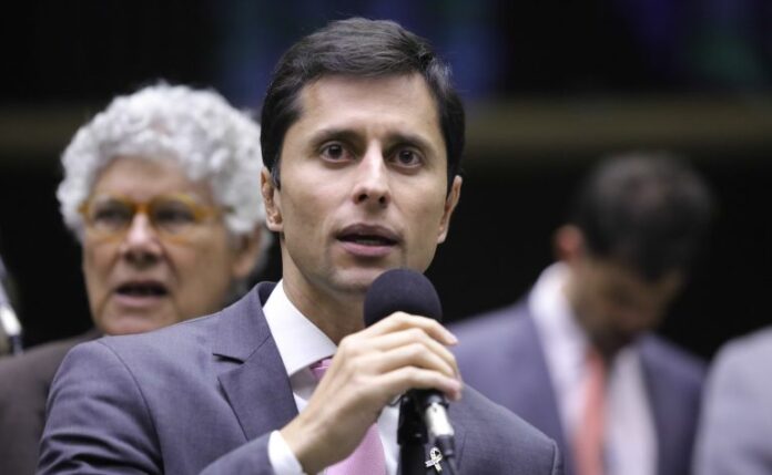 Deputado Duarte Jr. fala ao microfone