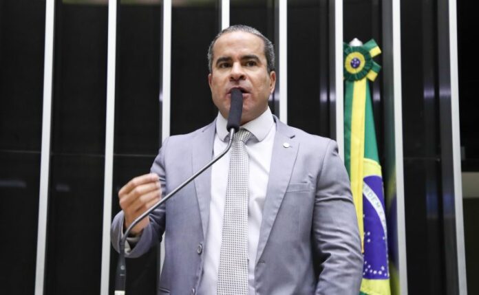 Deputado Fred Linhares fala ao microfone