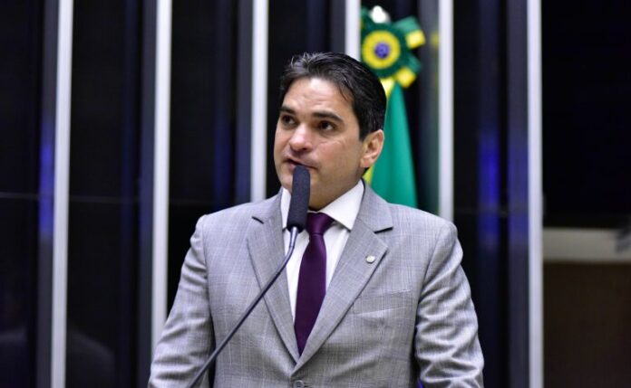 Deputado Murilo Galdino fala ao microfone