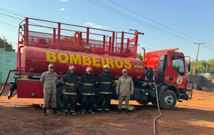 Bombeiros combatem incêndio em empresa de reciclagem no distrito industrial