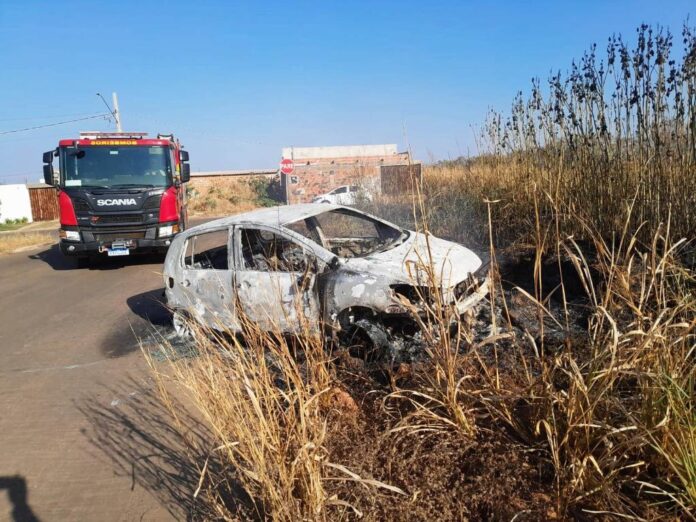 Bombeiros extinguem incêndio em veículos em Rondonópolis